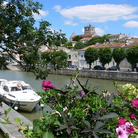De Charme Et D'Eau Panzió Saint-Savinien Kültér fotó